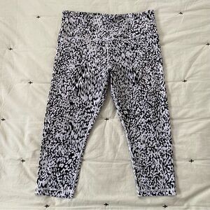 Athleta Elation Capri Leggings Womens Size L Spotted Pattern Black White